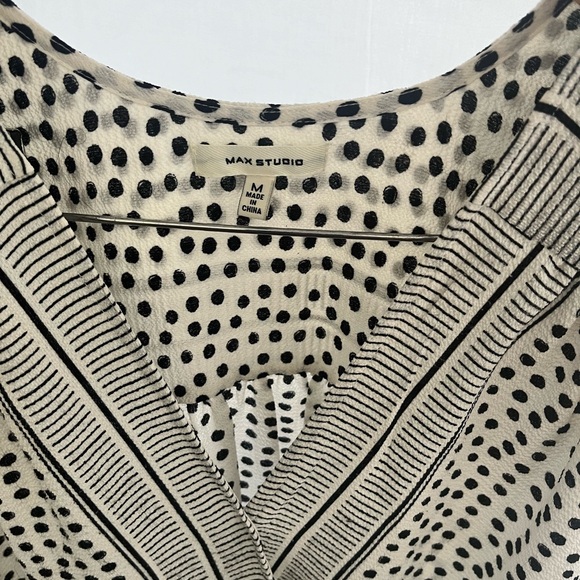 Women’s sleeveless top. - Picture 2 of 4